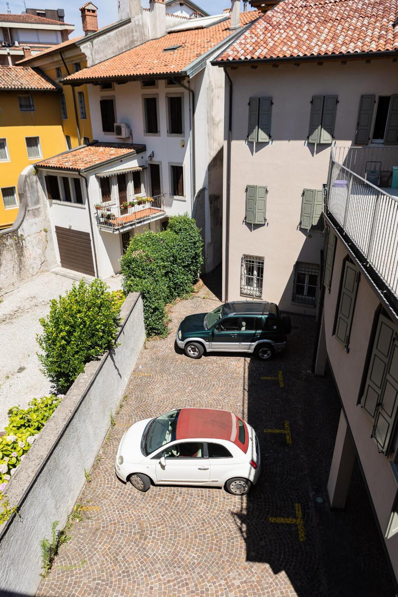 Double Private Parking, 2 Bedrooms & 2 Bathrooms - Elegant Apartment In Old Town Udine Exteriör bild